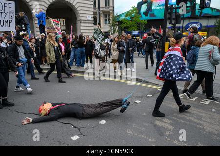 Ein Demonstrant, der ein Bildnis von Präsident Trump schleppt und an der Demonstration "Trump Not Welcome" teilnimmt, einem nationalen Protest gegen die von US-Präsident Trump Stockfoto