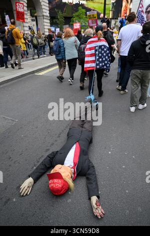 Ein Demonstrant, der ein Bildnis von Präsident Trump schleppt und an der Demonstration "Trump Not Welcome" teilnimmt, einem nationalen Protest gegen die von US-Präsident Trump Stockfoto