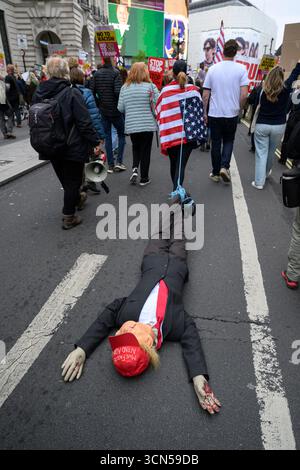 Ein Demonstrant, der ein Bildnis von Präsident Trump schleppt und an der Demonstration "Trump Not Welcome" teilnimmt, einem nationalen Protest gegen die von US-Präsident Trump Stockfoto