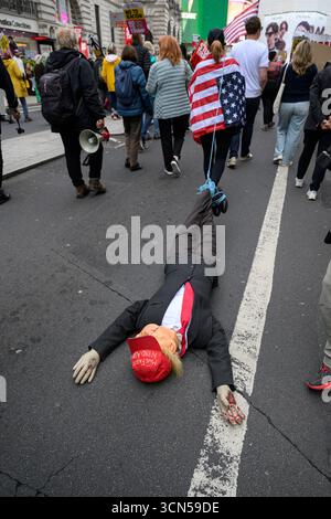 Ein Demonstrant, der ein Bildnis von Präsident Trump schleppt und an der Demonstration "Trump Not Welcome" teilnimmt, einem nationalen Protest gegen die von US-Präsident Trump Stockfoto