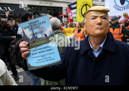 Ein Demonstrant mit Trump-Maske, der an der Demonstration "Trump Not Welcome" teilnimmt, einem nationalen Protest gegen den Staatsbesuch von US-Präsident Trump in Th Stockfoto