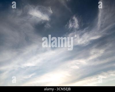 Ein Himmel voller verschiedener Wolken, die von zerklüfteten, zirrusähnlichen Formationen reichen Stockfoto