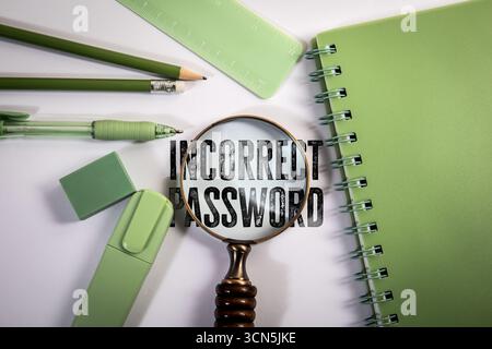 Falsches Kennwortwarnkonzept mit Lupe. Stockfoto