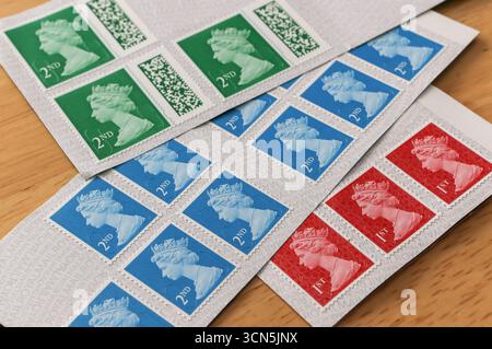 Eine Mischung aus königlichen Briefmarken der 1. Klasse und 2. Klasse mit dem Porträt Queen Elizabeth II Stockfoto