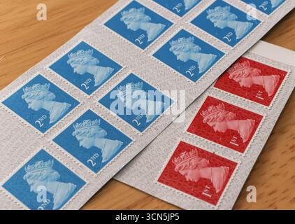 Eine Mischung aus königlichen Briefmarken der 1. Klasse, 2. Klasse mit dem Porträt Königin Elisabeth II. Ohne Barcode und nicht mehr gültig Stockfoto