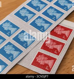 Eine Mischung aus königlichen Briefmarken der 1. Klasse, 2. Klasse mit dem Porträt Königin Elisabeth II. Ohne Barcode und nicht mehr gültig Stockfoto