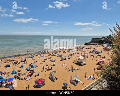 Broadstairs, Kent, voller Strand im Sommer, Großbritannien Stockfoto