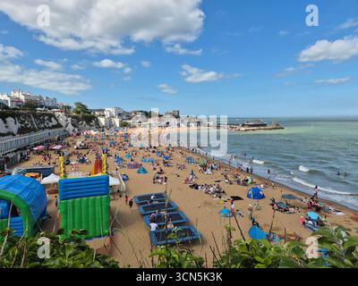 Broadstairs, Kent, voller Strand im Sommer, Großbritannien Stockfoto