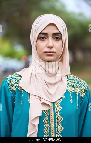 Muslimische Frau trägt Abaya und Hijab Stockfoto