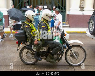 Zwei uniformierte Militärpolizisten auf einem Motorrad in Cartagena, Kolumbien. Stockfoto