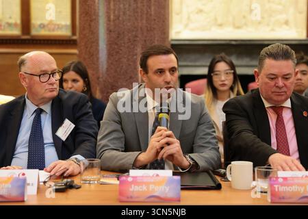 London, Großbritannien. September 2025. Jack Perry (C), Vorsitzender der Gruppe 48, spricht auf einem Rundtisch für industrielle Zusammenarbeit und Investitionen zwischen dem Bezirk Chaoyang in Peking und der Gruppe 48, die am 17. September 2025 in London, Großbritannien, stattfand. UM MIT 'China, Großbritannien drängte, die wirtschaftliche Zusammenarbeit am Londoner Rundtisch zu vertiefen' Credit: Wang Muhan/Xinhua/Alamy Live News Stockfoto