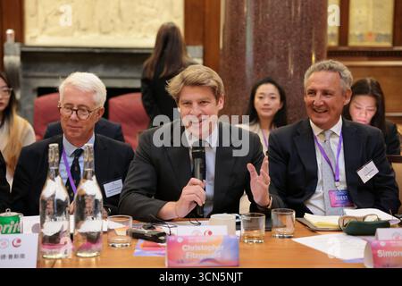 London, Großbritannien. September 2025. Christopher Fitzgerald (C), Direktor für internationale Angelegenheiten bei Octopus Energy, spricht an einem Rundtisch für industrielle Zusammenarbeit und Investitionen zwischen dem Bezirk Chaoyang in Peking und der 48-Gruppe, der am 17. September 2025 in London, Großbritannien, stattfand. UM MIT 'China, Großbritannien drängte, die wirtschaftliche Zusammenarbeit am Londoner Rundtisch zu vertiefen' Credit: Wang Muhan/Xinhua/Alamy Live News Stockfoto