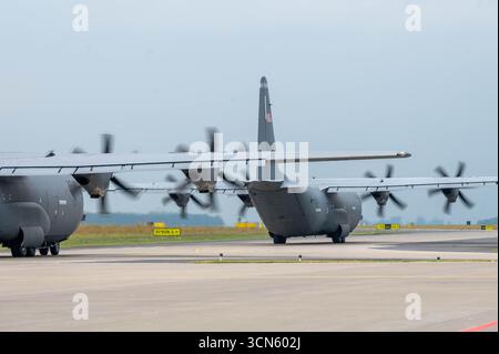 Zwei C-130J Super Hercules-Flugzeuge vom Luftwaffenstützpunkt Ramstein, Deutschland, Taxi vor dem Start während der Übung Hussar Saber auf der 33rd Air Base, Polen, 8. September Stockfoto