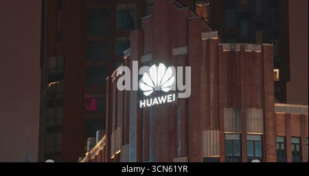 Shanghai, China. Offizieller Huawei Store In Shanghai. Logo-Beleuchtung. Leuchtendes Logo Huawei Technologies Co. Werbung auf Hochhäusern. Huawei Stockfoto