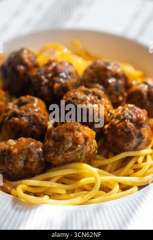Nahaufnahme der spanischen Albondigas Fleischbällchen in Tomatensauce auf Spaghetti Stockfoto