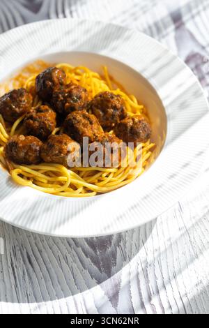 Nahaufnahme der spanischen Albondigas Fleischbällchen in Tomatensauce auf Spaghetti Stockfoto