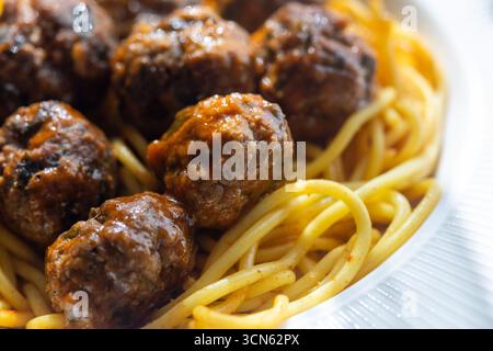 Nahaufnahme der spanischen Albondigas Fleischbällchen in Tomatensauce auf Spaghetti Stockfoto