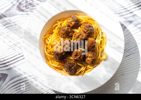 Nahaufnahme der spanischen Albondigas Fleischbällchen in Tomatensauce auf Spaghetti Stockfoto