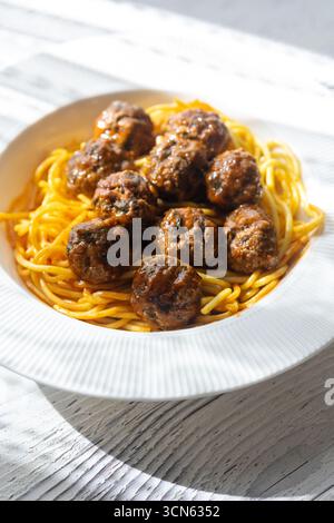 Nahaufnahme der spanischen Albondigas Fleischbällchen in Tomatensauce auf Spaghetti Stockfoto