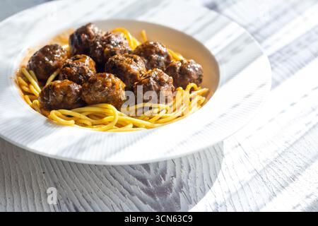 Nahaufnahme der spanischen Albondigas Fleischbällchen in Tomatensauce auf Spaghetti Stockfoto