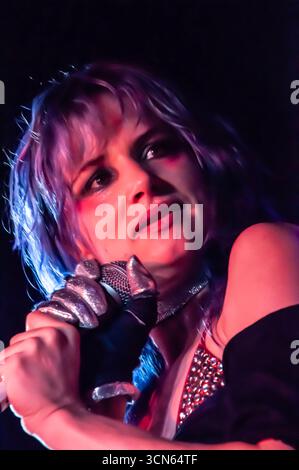 London, Vereinigtes Königreich. Juli 2010. Die Schauspielerin Juliette Lewis nimmt mit ihrer Band Juliette and the Licks die Bühne im 100 Club auf. Cristina Massei/Al Stockfoto