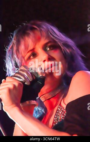 London, Vereinigtes Königreich. Juli 2010. Die Schauspielerin Juliette Lewis nimmt mit ihrer Band Juliette and the Licks die Bühne im 100 Club auf. Cristina Massei/Al Stockfoto