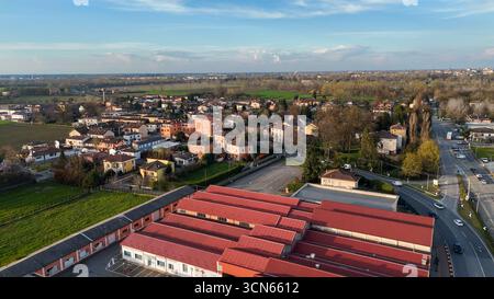 Panoramablick auf Castelvetro Piacentino in der Nähe der Autobahn SS 10 in der italienischen Provinz Piacenza, die malerische Landschaft und Hi enthüllt Stockfoto
