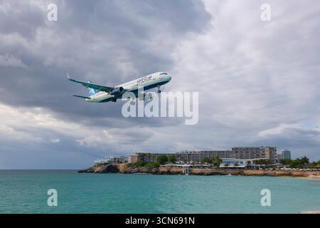 JetBlue Airways Airbus 321-200 N943JT fliegt über Maho Beach, bevor er auf dem Princess Juliana International Airport SXM auf Sint Maarten, Dutch Carib, landet Stockfoto