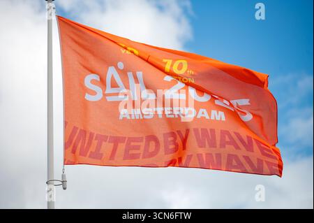 Amsterdam Niederlande 23. August 2025 Tausende säumen die Küste von Het ij und den Hafen von Amsterdam für das fünfjährliche Sail Tall Ships Event. Stockfoto