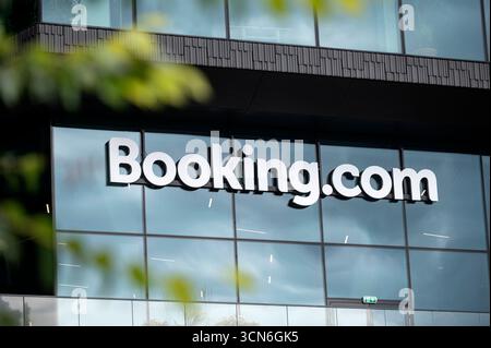 Amsterdam Niederlande 23. August 2025 Booking.com Niederlassungen. Booking.com ist eine Hotelbuchungsplattform. Buchung, hauptsitz, hauptsitz, Logo, Kantoor Stockfoto