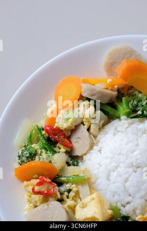 Reis serviert mit Capcay, einem beliebten chinesischen Pfannengericht mit gebratenem Gemüse Stockfoto