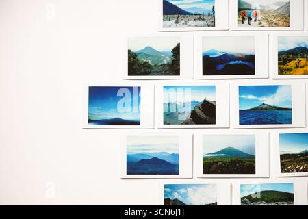 Landschaftlich reizvolles Polaroid-Foto isoliert auf weißem Hintergrund Stockfoto