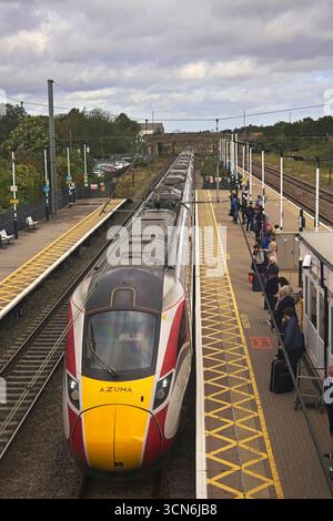 Der LNER Azum-Zug fährt nach Kings Cross, Haltestelle am Bahnhof Newark Northgate. Vom Fußgängersteg aus gesehen. Stockfoto