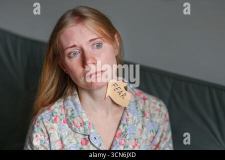 Nahaufnahme einer Frau mit Haftnotiz 'Angst', psychologisches Problemkonzept. Stockfoto