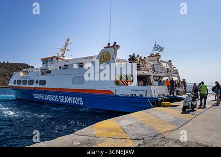 Dodecanese Seaways Fähre, die entlang des kleinen Hafens auf Patmos Island kommt? Stockfoto