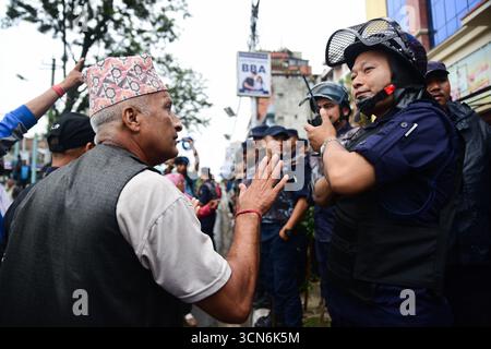 Befürworter der Monarchie veranstalten am 19. September 2025 einen Protest in Maitighar Mandala in Kathmandu, Nepal, um die Abschaffung der aktuellen Verfassung zu fordern. Demonstranten halten Plakate mit Slogans wie „Wir akzeptieren die Verfassung nicht, nur den König“ und „Asoj 3, Schwarzer Tag“. Anhänger setzten auch Kopien der Verfassung in Brand und drängten auf Gerechtigkeit für Demonstranten der Generation Z und Sicherheitspersonal, die von den jüngsten Unruhen betroffen waren. Foto: Safal Prakash Shrestha Stockfoto