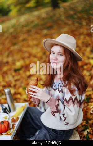 Outdoor-Lifestyle-Konzept: Herbstpicknick im Park mit warmem Getränk und saisonalem Essen. Stockfoto