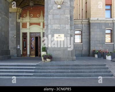 Moskau, Russland 15. September 2025: Haupteingang zum Hilton Leningradskaya Hotel. Reisen Sie durch Moskau. Stockfoto