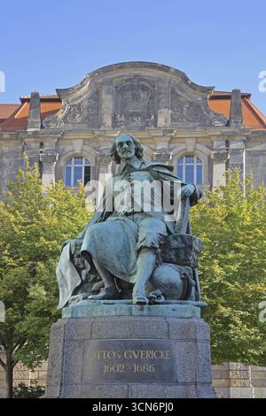 Otto-von-Guericke-Brunnen und Denkmal des Physikers Otto von Guericke, Inschrift, Skulptur, Neues Rathaus, Ansicht von unten, Hauptwache, Magdeburg Stockfoto