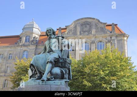 Otto-von-Guericke-Brunnen und Denkmal für den Physiker Otto von Guericke, Skulptur, Neues Rathaus, Blick von unten, Hauptwache, Magdeburg, Sachsen-Anhal Stockfoto