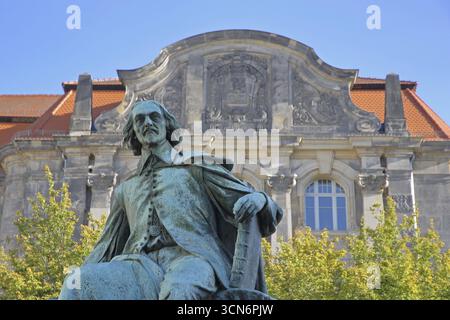 Otto-von-Guericke-Brunnen und Denkmal für den Physiker Otto von Guericke, Skulptur, Neues Rathaus, Blick von unten, Hauptwache, Magdeburg, Sachsen-Anhal Stockfoto