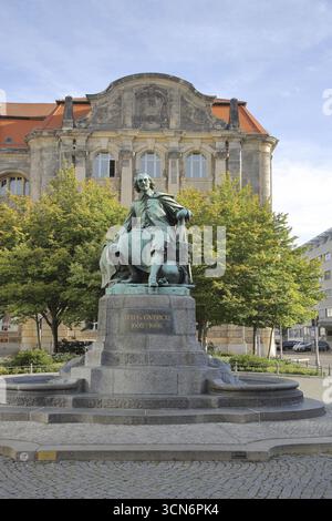 Otto-von-Guericke-Brunnen und Denkmal des Physikers Otto von Guericke, Inschrift, Skulptur, Neues Rathaus, Ansicht von unten, Hauptwache, Magdeburg Stockfoto