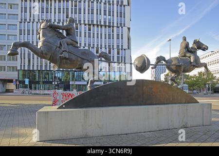 Magdeburger Hemisphären von Thomas Virnich 2012, Denkmal des Physikers und Mathematikers Otto von Guericke, zwei Reiterfiguren ziehen die halbe Kuppel auseinander Stockfoto
