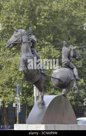 Magdeburger Hemisphären von Thomas Virnich 2012, Denkmal des Physikers und Mathematikers Otto von Guericke, zwei Halbpferdefiguren ziehen halbierte Spher Stockfoto