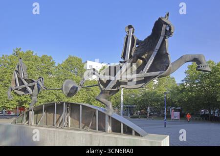 Magdeburger Hemisphären von Thomas Virnich 2012, Denkmal des Physikers und Mathematikers Otto von Guericke, zwei Reiterfiguren ziehen die halbe Kuppel auseinander Stockfoto