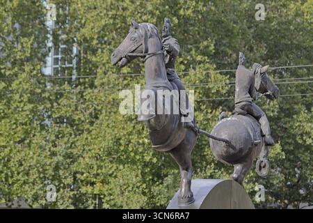 Magdeburger Hemisphären von Thomas Virnich 2012, Denkmal des Physikers und Mathematikers Otto von Guericke, zwei Halbpferdefiguren ziehen halbierte Spher Stockfoto