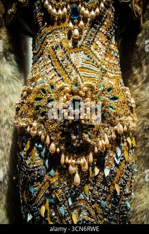 SINGAPUR – Eine Sammlung von Haute Couture-Kleidern, die im „Guo Pei: Chinese Art & Couture“ des Asian Civilisations Museum (ACM) ausgestellt werden. Stockfoto