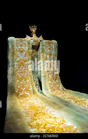 SINGAPUR – Eine Sammlung von Haute Couture-Kleidern, die im „Guo Pei: Chinese Art & Couture“ des Asian Civilisations Museum (ACM) ausgestellt werden. Stockfoto