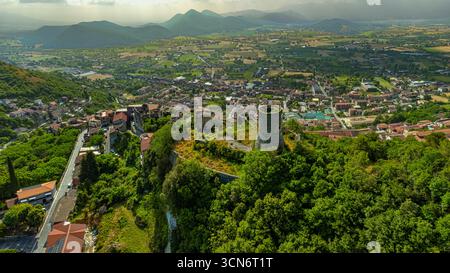 Aus der Vogelperspektive auf die Stadt Pietravairano mit der Burg im Vordergrund und dem grünen Tal im Hintergrund. Pietravairano, Kampanien Stockfoto