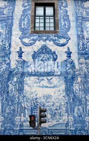 Portugal, Porto, Seitenwand der Azulejo-verkleideten Capela das Almas oder Kapelle der Seelen aus dem 18. Jahrhundert, auch bekannt als Kapelle Santa Catarina mit 15.947 Azulejo-Fliesen, die von Eduardo leite entworfen wurden. Stockfoto